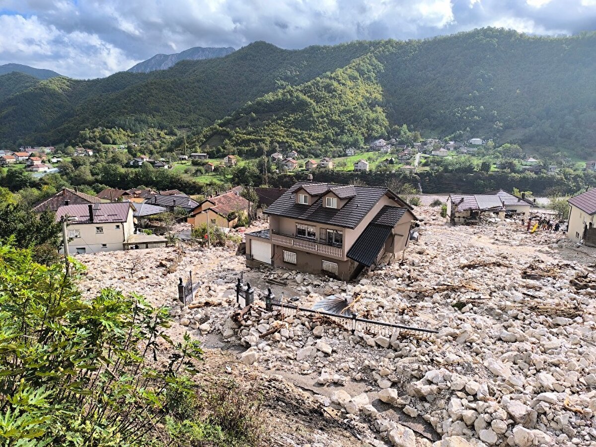 Bosna Hersek’in orta ve güney kesimlerini gece saatlerinde vuran şiddetli sağanak, seli beraberinde getirdi. 