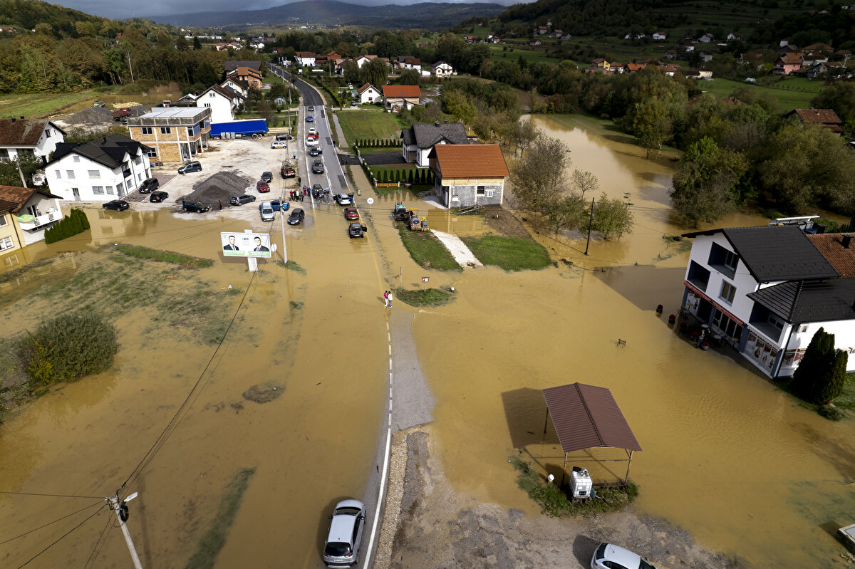 En azından 2014'ten beri Bosna'nın en kötü sel felaketi gibi görünen olayda, çok sayıda yerleşim yeri ve yollar kapandı, evler elektriksiz kaldı. 