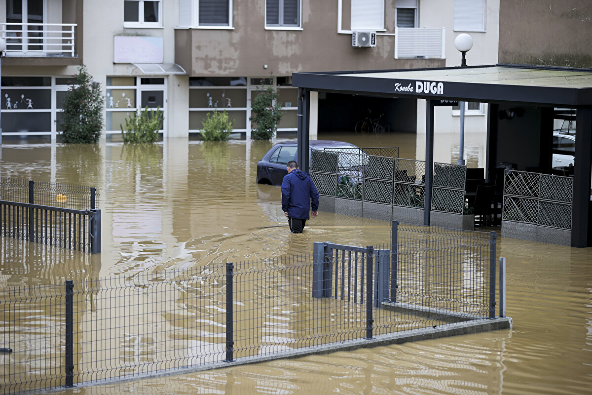 Bosna Hersek Devlet Başkanlığı Konseyi Üyesi Zeljko Komsic, sel felaketinde hayatını kaybedenler için taziye mesajı yayınladı. Komsic, “Bosna Hersek kurumları, selin etkilerini en kısa sürede gidermek ve halka yardım sağlamak için her türlü önlemi alacaktır” ifadelerini kullandı.