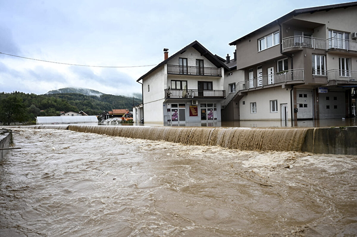 Bosna Hersek'in güneyindeki Hersek Neretva Kantonu'ndan yapılan açıklamada, bölgedeki Jablanica ve Konjic kentlerini vuran sellerde 14 kişinin cansız bedenine ulaşıldığı, arama kurtarma çalışmalarının sürdüğü belirtildi.