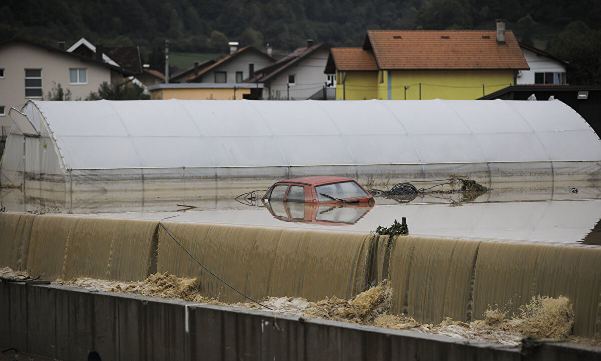 Hersek Neretva Kantonu yönetimi, kuzeyde durumun çok kritik olduğunu, şiddetli yağışların nehirleri taşırması ve heyelanların yolları kapatması nedeniyle ulaşımın tamamen kesildiğini, telekomünikasyon altyapısının ise kısmen hizmet dışı kaldığını ifade etti. Halka Konjic ve Jablanica’ya doğru yola çıkmamaları konusunda çağrıda bulunuldu.