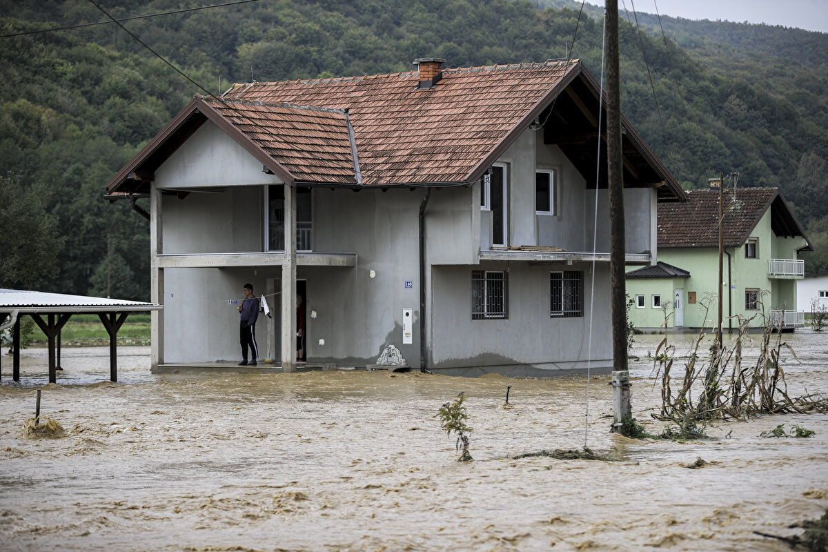 Karadağ ve Sırbistan da benzer uyarılar yayınladı. Bosna'nın güneyindeki Karadağ'da da şiddetli yağmurların neden olduğu seller bildirildi, bazı köyler ulaşıma kapatıldı ve yollar ve evler sular altında kaldı.
