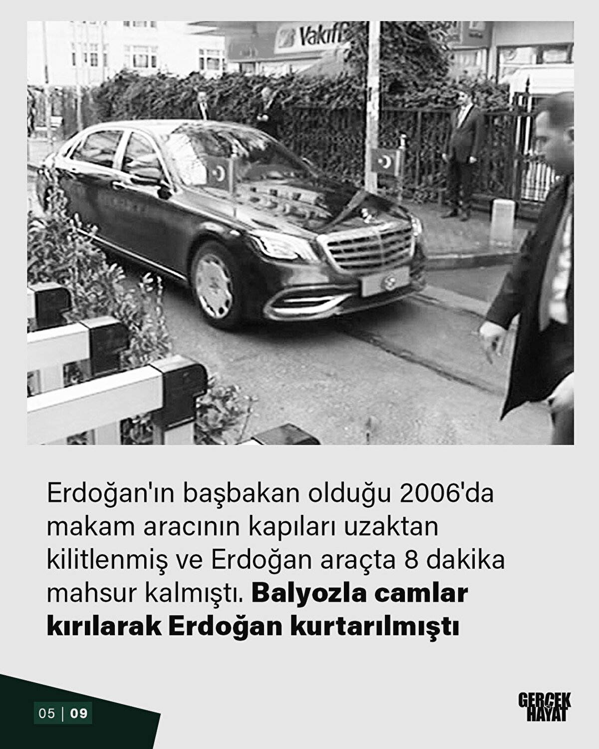 Erdoğan araçta 8 dakika mahsur kalmıştı. Balyozla camlar kırılarak Erdoğan kurtarılmıştı