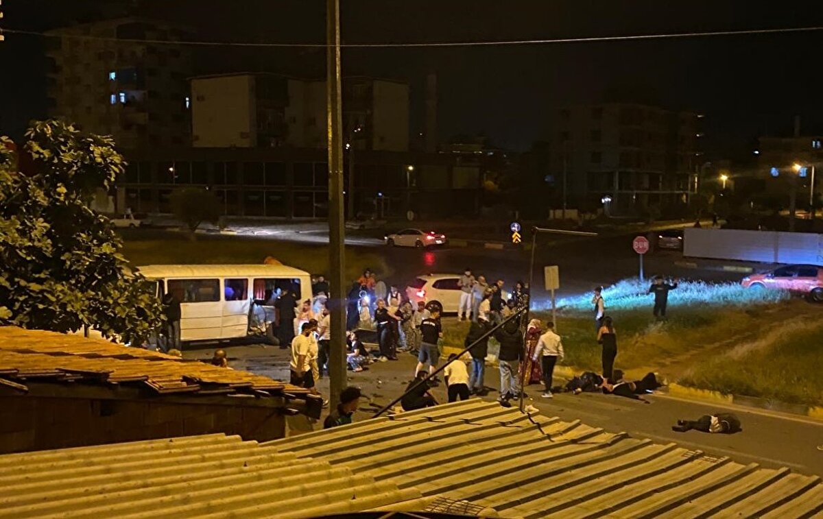 Cadde savaş alanına döndü<br>Caddenin savaş alanına döndüğü kazayı gören mahalle sakinlerinin 112 Acil Çağrı Merkezi’ne ihbarı ile olay yerine çok sayıda ambulans ve itfaiye ekibi sevk edildi. Bu sırada mahalle sakinleri yola savrulan yaralılara yardım etmek için kaza yerine koşuştu.