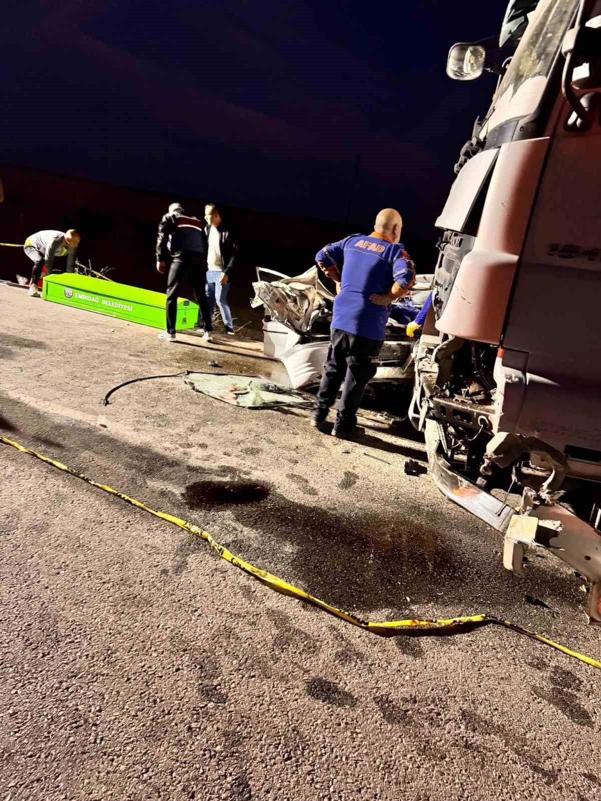  Kazanın ardından bölgeye çok sayıda jandarma ve itfaiye ekibi sevk edildi. Kazada otomobil sürücüsü ile yanında bulunan F.B. (84) olay yerinde hayatını kaybederken, L.B. ve G.B. ise yaralandı.