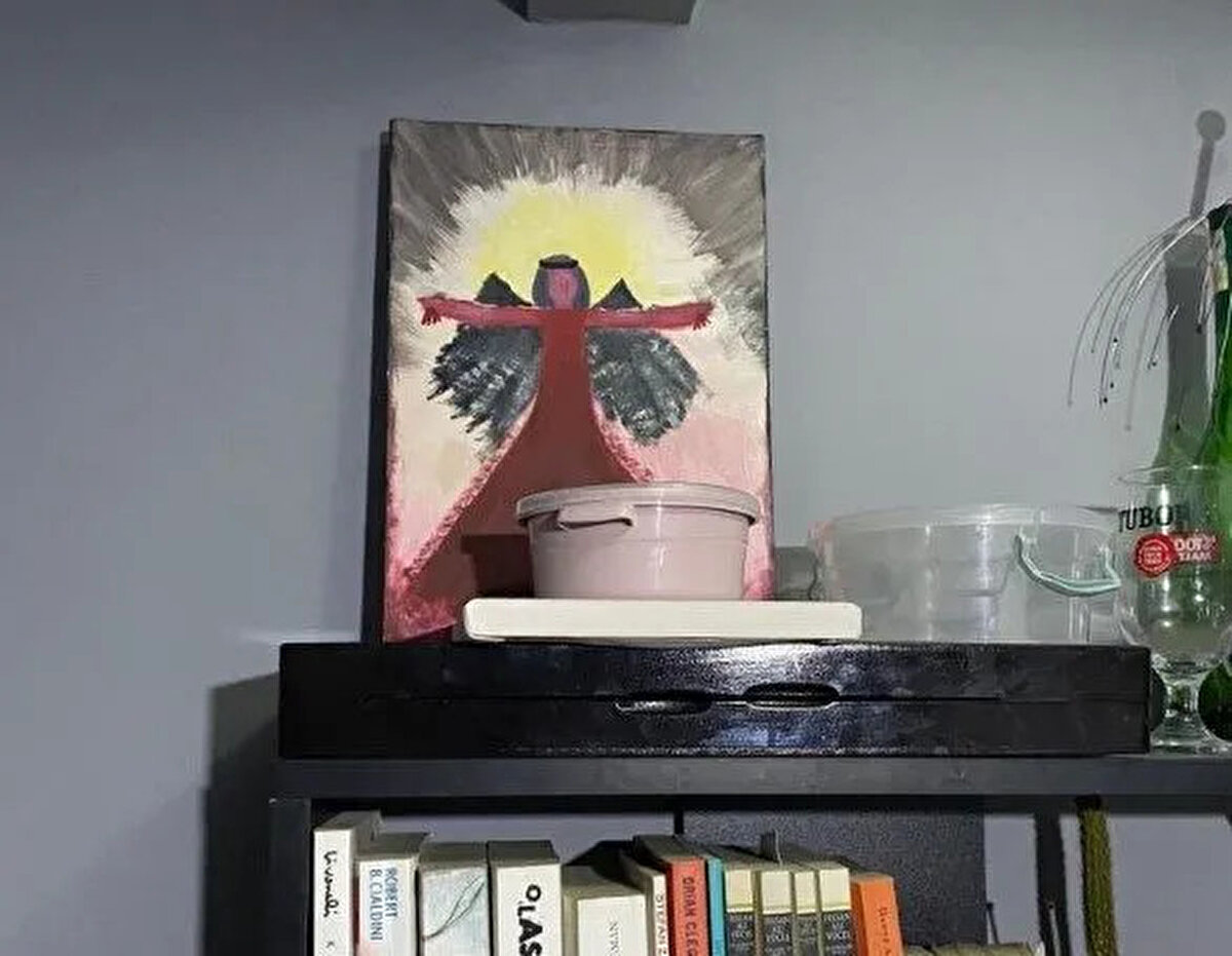 Semih Çelik’in odasından çekilmiş fotoğraflar ortaya çıktı. Çelik’in kitaplığında bir bıçak olduğu görülürken, kanatlarını açmış kadın tablosu dikkat çekti.