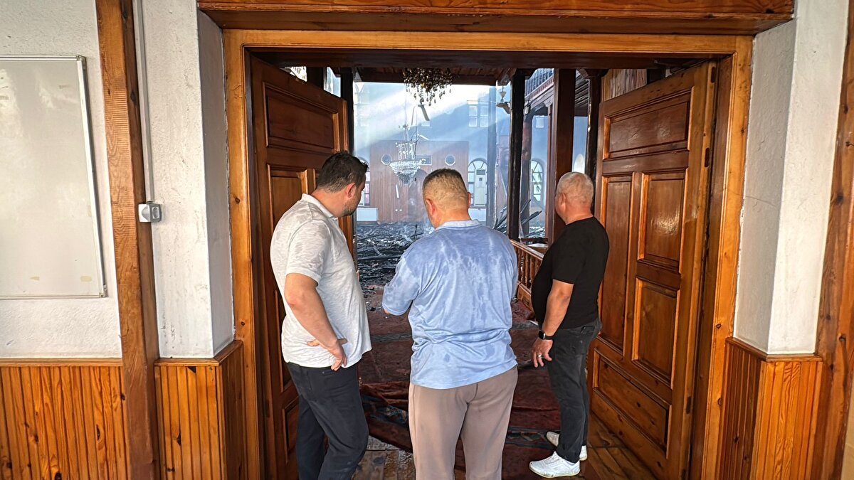 1889 ve 1904'te iki kez yangına maruz kaldığı ve tadilatların ardından yeniden ibadete açıldığı öğrenilen camideki yangının sebebinin elektrik tesisatı olduğu tahmin ediliyor.