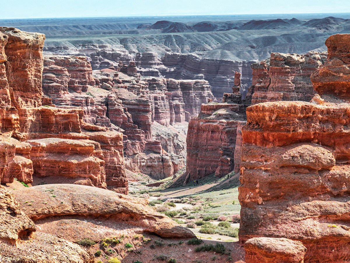 Charyn Kanyonu'nun uzunluğu yaklaşık 154 kilometre ve en popüler kısmı "Kaleler Vadisi". 