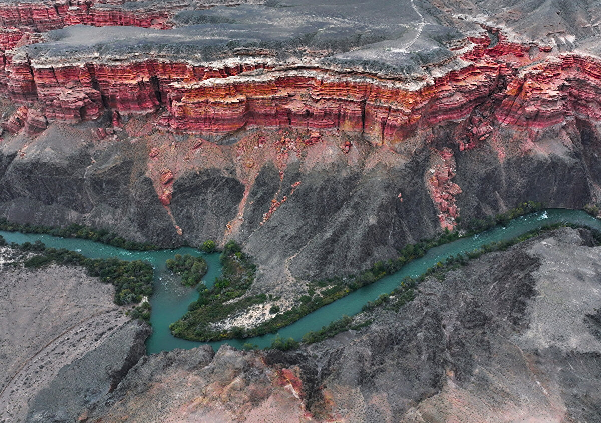 Amerika Birleşik Devletleri'ndeki Grand Canyon National Park'taki kanyona benzetilen Charyn Kanyonu, Charyn Nehri'ni takip ediyor.