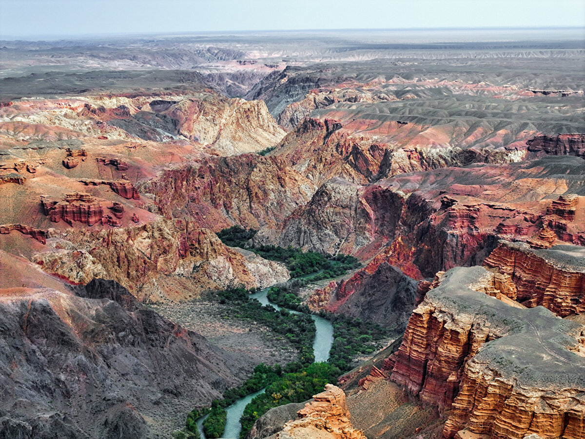 Renkleri kırmızıdan kahverengiye, sarıdan siyaha kadar değişen kanyon duvarları, yer yer 300 metreyi aşıyor.