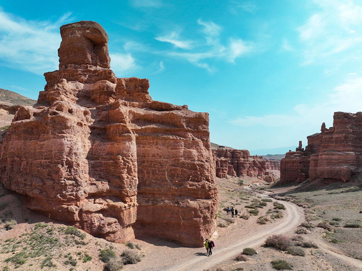 Güzelliğinin yanı sıra ziyaretçilerine macera etkinlikleri de sunulan bölgede turistler, Charyn Nehri'nde yürüyüşe veya helikopter turuna çıkabiliyor, dağcılık ya da rafting yapabiliyor.