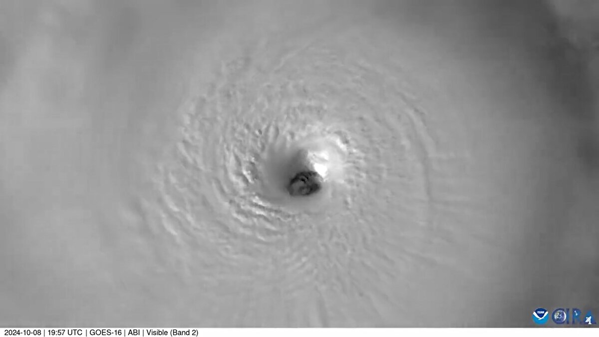 Bunlar;<br>Birinci Kategori Kasırga<br>İkinci Kategori Kasırga<br>Üçüncü Kategori Kasırga<br>Dördüncü Kategori Kasırga<br>Beşinci Kategori Kasırga olarak adlandırılır. <br><br>Üçüncü kategori kasırgaya göre, iyi inşa edilmiş çerçeveli evler büyük hasara uğrayabilir, birçok ağaç kırılabilir ya da kökünden sökülebilir, çok sayıda yol kapanabilir. Bu kategoriye göre, elektrik ve su, fırtına geçtikten sonra birkaç gün ila birkaç hafta boyunca kullanılamaz.