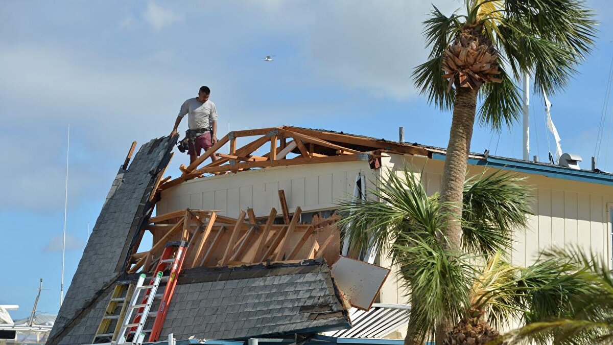 Milton Kasırgası Atlas Okyanusu`na doğru ilerledi, ancak kasırga şiddetinde rüzgarlar ve karada şiddetli yağmurlar bekleniyor. Kasırga kaynaklı deniz suyu baskınları uyarısı yapılıyor. Florida sakinleri, eyalete hortumlar, seller ve fırtına getiren Milton Kasırgası`nın vurduğu bölgeleri ziyaret etmemeleri konusunda uyarılıyor. Bölgede 3 milyonun üzerinde haneye elektrik verilemiyor; batıdaki bazı bölgelerde su kesintisi yaşanıyor.