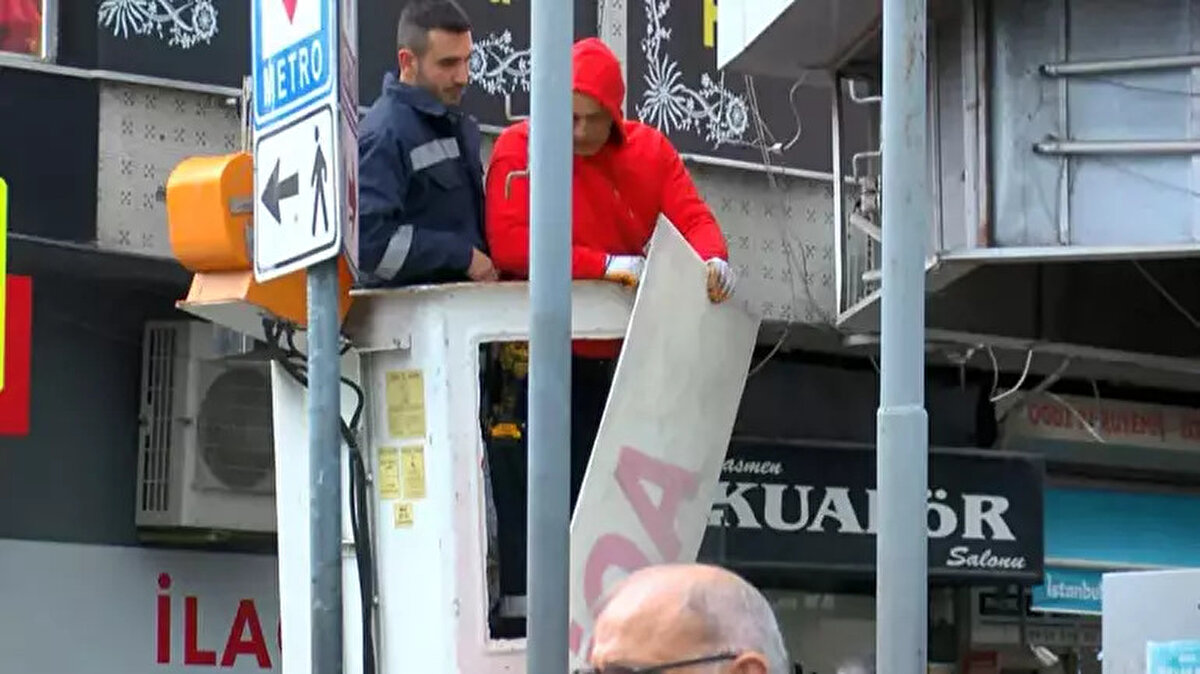 Kapanan hastanelerde gece boyu hasta nakil işlemleri de devam etti. İddiaya göre, soruşturma kapsamında adı geçen Bağcılar'daki Medilife Hastanesi gece saatlerinde taşlandı.