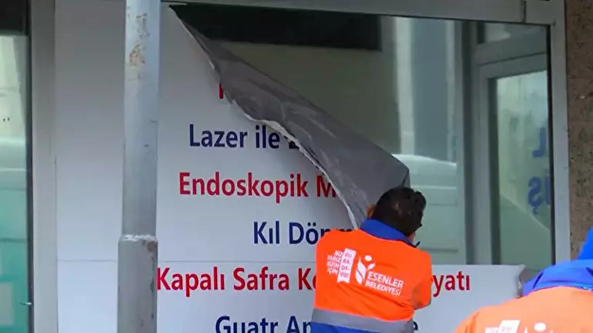 Polis ekipleri hastane önüne şerit çekerek, yolu araç geçişine kapattı.