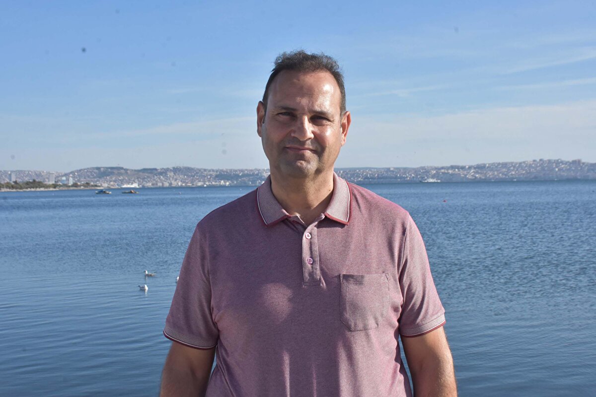 Yosunların insanlara zararı olmadığını dile getiren Prof. Dr. Taşkın, "Görsel olarak kirlilik oluşturuyor. Aşırı yosun artışı ekosisteme zarar veriyor. Yaz sonunda öldüklerinde parçalanması sırasında oksijen kullanılıyor, karbondioksit üretiliyor. Hem oksijensiz bir ortam oluşuyor hem de öldüğü yerde dipte çamursu bir yapı oluşuyor ve ortamda koku oluşabiliyor. Burada yapılabilecek en önemli şey karasal girdiyi, deşarj ve atık suları tamamen kesmek ve sonrasında tarama yöntemiyle dipteki sedimenti toplayıp, karasal ortamda bir bertaraf çalışması yapmak. Besleyici element ve kirli su girdisi engellenirse zaten fırsatçı yosunlar da ortamdan yavaş yavaş çekilecekler” ifadelerini kullandı.