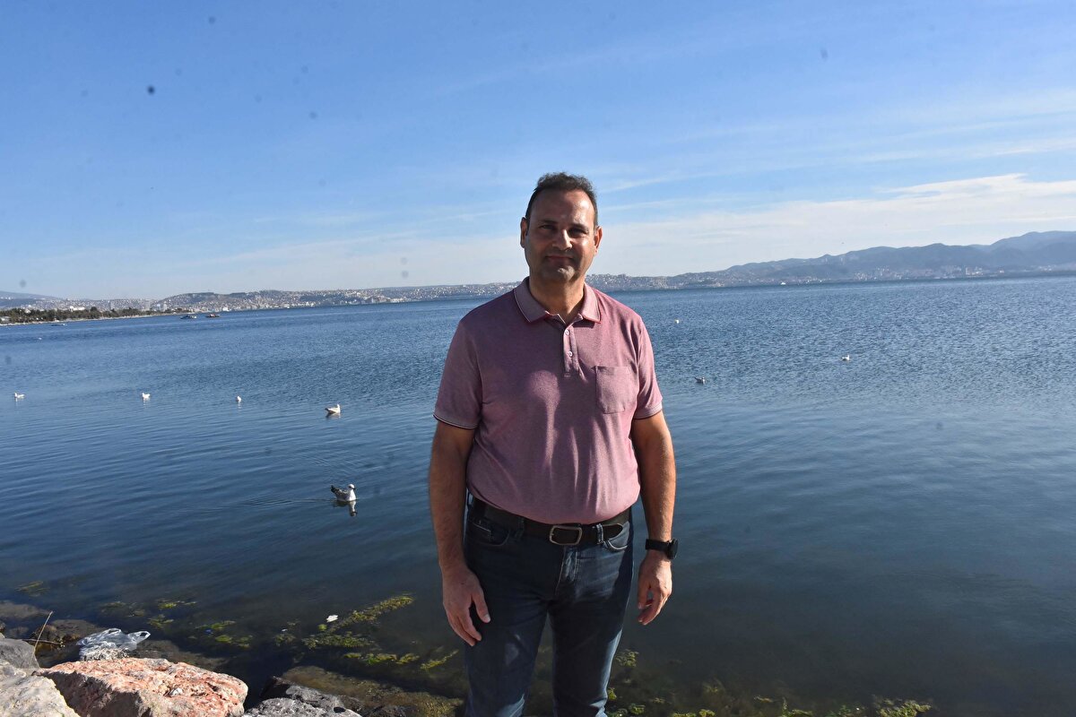 Manisa Celal Bayar Üniversitesi Mühendislik ve Doğa Bilimleri Fakültesi Biyoloji Bölümü Hidrobiyoloji Anabilim Dalı Başkanı ve Deniz Biyoloğu Prof. Dr. Ergün Taşkın, İzmir iç körfezine atık ve deşarj sularıyla, derelerden gelen girdilerin getirdiği besleyici elementlerin su yosunlarının artmasına neden olduğunu aktararak, iç körfez kıyılarındaki yosunların yıl içerisinde birkaç defa ortaya çıkabildiğini söyledi.