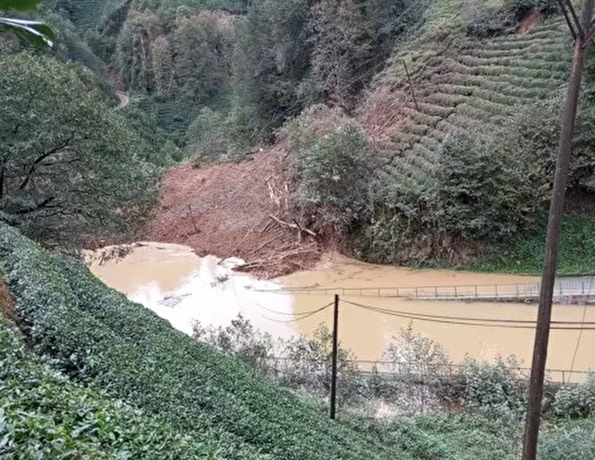 Dere yatağına akan toprak nedeniyle göllenme oluştu. İhbar üzerine bölgeye gelen AFAD görevlileri, alanda güvenlik önlemi alarak inceleme başlattı.