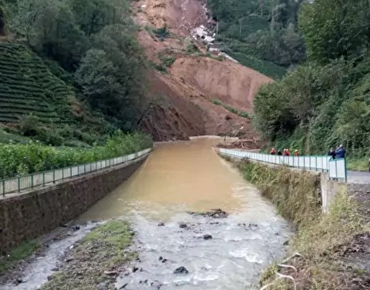 Heyelan nedeniyle yolu kapanan köye farklı güzergahlardan ulaşım sağlanıyor.