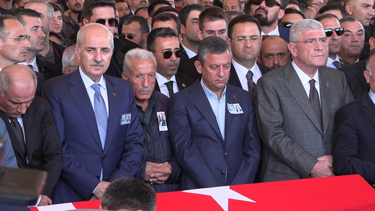 Törene, TBMM Başkanı Numan Kurtulmuş, Cumhurbaşkanı Yardımcısı Cevdet Yılmaz, CHP Genel Başkanı Özgür Özel, İçişleri Bakanı Ali Yerlikaya, Çalışma ve Sosyal Güvenlik Bakanı Vedat Işıkhan, Sanayi ve Teknoloji Bakanı Mehmet Fatih Kacır, Ulaştırma ve Altyapı Bakanı Abdulkadir Uraloğlu, Aile ve Sosyal Hizmetler Bakanı Mahinur Özdemir Bektaş, İYİ Parti Genel Başkanı Müsavat Devrişoğlu, BBP Genel Başkanı Mustafa Destici, Yeniden Refah Partisi Genel Başkanı Fatih Erbakan, BBP Genel Başkanı Mustafa Destici, AK Parti Genel Başkan Vekili Efkan Ala, AK Parti Grup Başkanı Abdullah Güler, Sanayi, Ticaret, Enerji, Tabii Kaynaklar, Bilgi ve Teknoloji Komisyonu Başkanı Mustafa Varank, Baykar Yönetim Kurulu Başkanı Selçuk Bayraktar ile şehitlerin yakınları ve vatandaşlar katıldı.