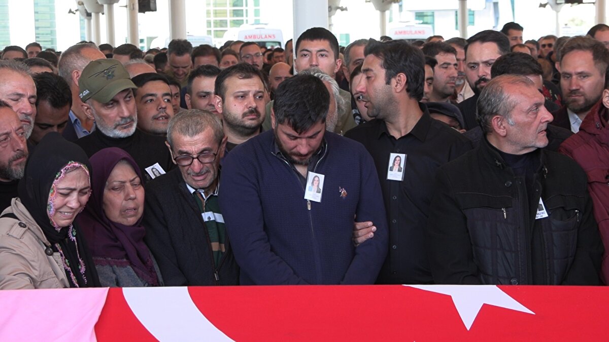 Şehitlerin yakınları Türk bayrağına sarılı tabutların başında gözyaşlarına boğuldu. Şehit Hasan Hüseyin Canbaz'ın eşi Simge Canbaz, tabutun başında fenalaştı. Canbaz'a, sağlık görevlileri müdahale etti.