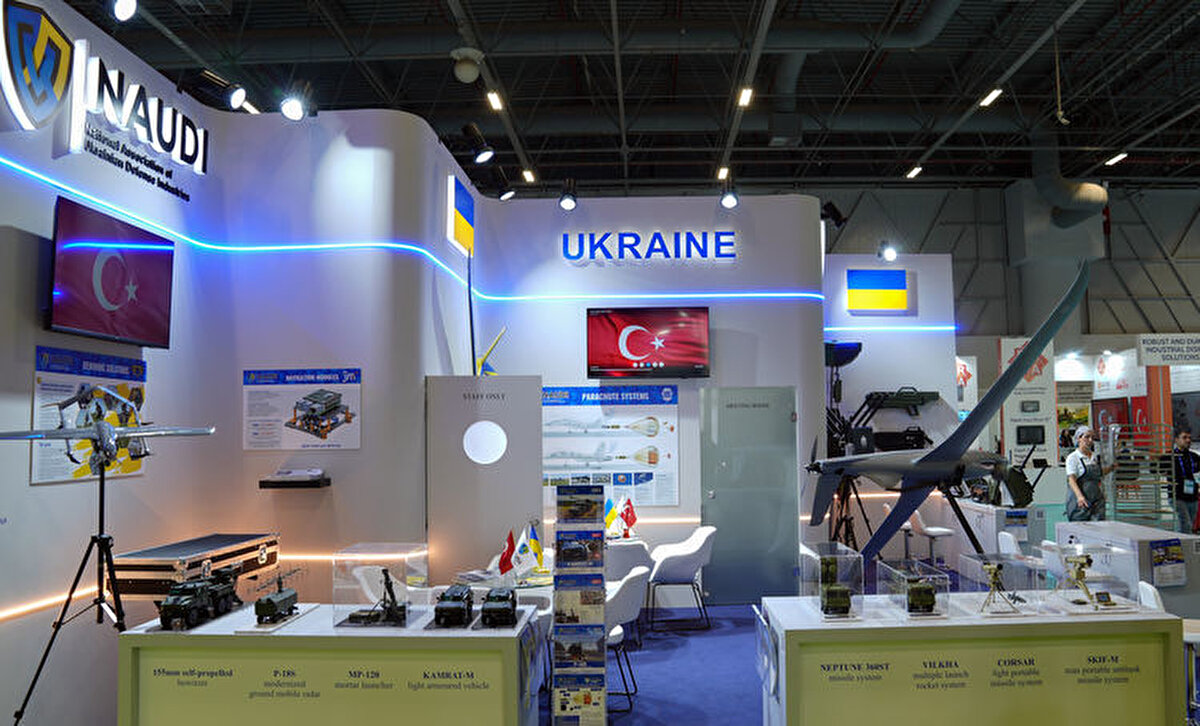 BMC'nin görselinde de "TUSAŞ'a yapılan hain terör saldırısını lanetliyor, savunma sanayimizi hedef alan bu alçak saldırının asla amacına ulaşamayacağını, bizi yıldıramayacağını aziz milletimizin ve herkesin bilmesini istiyoruz. Şehitlerimize Allah'tan rahmet, gazilerimize acil şifalar dileriz." ifadelerine yer verildi.<br><br>Öte yandan, Ukrayna, Pakistan, Bulgaristan ve ABD başta olmak üzere yabancı firmalar da stantlarında Türk bayrağı görselini kullanarak Türkiye'ye desteklerini vurguladı.