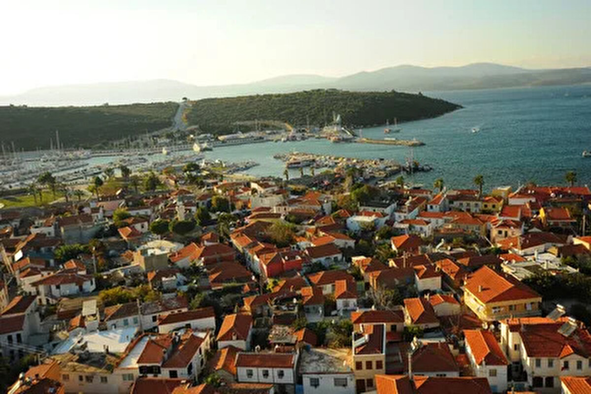 1) Seferihisar, İzmir: İzmir'in sakin şehri olan Seferihisar sonbaharda ziyaret edebileceğiniz en güzel yerlerden. Kafa dinlemek, şehrin hızından arınmak istiyorsanız burası tam size göre. Seferihisar'da Akkum ve Akarca Plajları'na gidebilir, Teos Antik Kenti'ni, Lebedos Antik Kenti'ni, içinizi açacak Sığacık Köyü'nü ve Sığacık Kalesi'ni ziyaret edebilirsiniz.