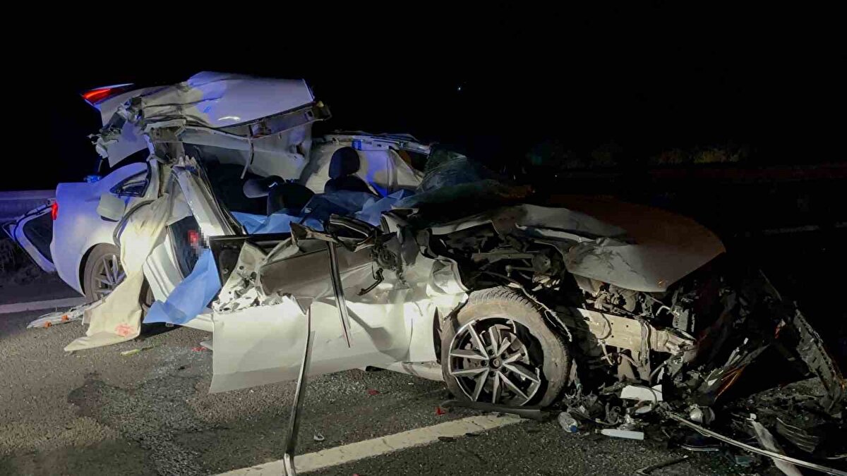 Bölgede kaza nedeniyle uzun araç kuyrukları oluştu. Cumhuriyet Savcısı’nın incelemesinin ardından kazada hayatını kaybeden kişilerin cansız bedenleri hastane morguna kaldırıldı. Kazayla ilgili inceleme başlatıldı.