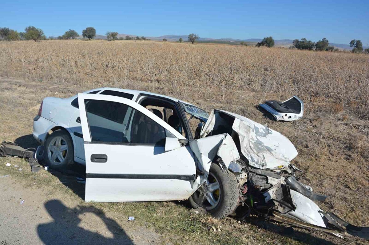 Şarampole devrilen otomobildeki sürücü ile 4 kişi ağır yaralandı.