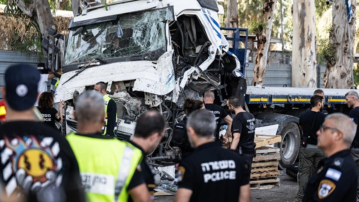 Polis, olayın bir otobüsün durakta yolcu indirdiği sırada gerçekleştiğini belirtti.