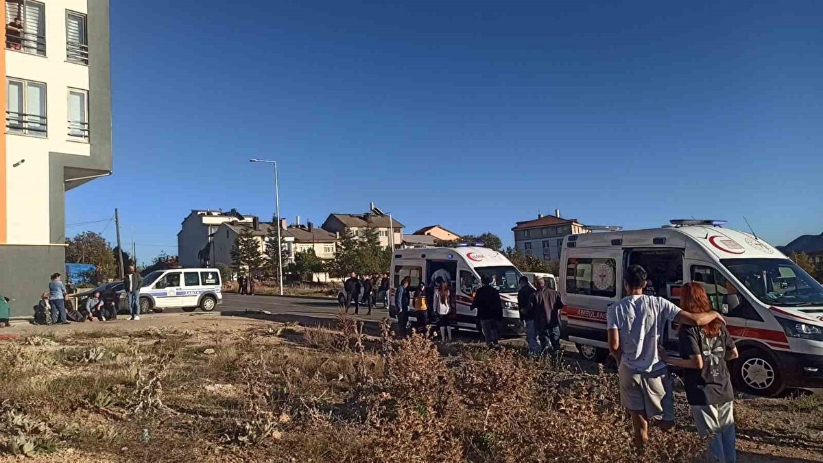 Yangını görenlerin haber vermesi üzerine olay yerine itfaiye, sağlık ve polis ekipleri sevk edildi. Kısa sürede yangına müdahale eden itfaiye ekipleri, yangında yan dairede mahsur kalan 1 kişiyi merdiveni ile kurtardı.