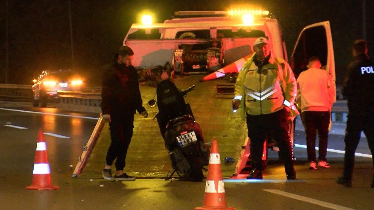 Kaza yapan motosiklet çekici yardımıyla bulunduğu yerden kaldırıldı.