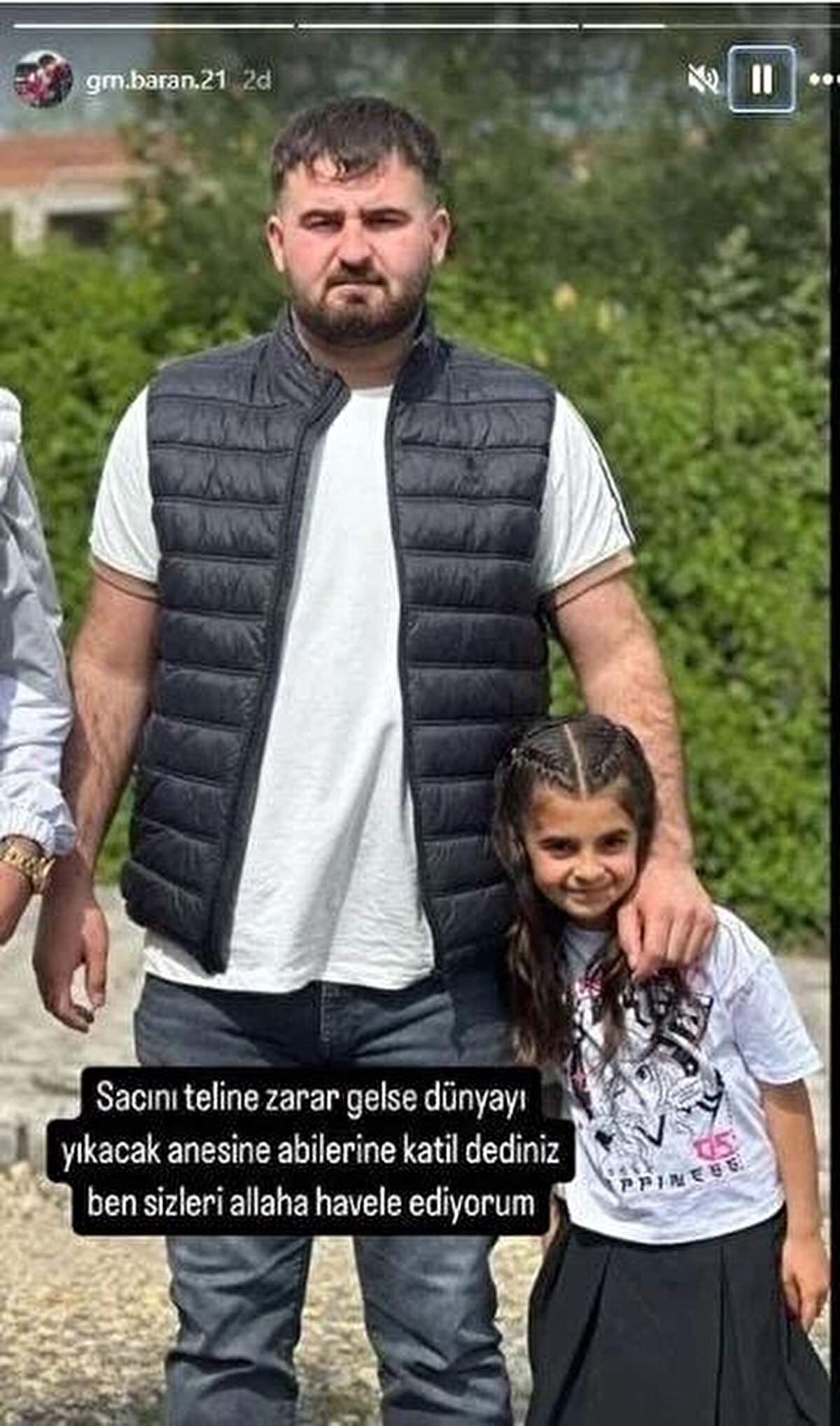 Baran Güran, üçüncü paylaşımında katledilen küçük kardeşi Narin ile birlikte bir fotoğrafını paylaşarak, "Saçının teline zarar gelse dünyayı yıkacak annesine, abilerine 'katil' dediniz. Ben sizleri Allah'a havale ediyorum." ifadelerini kullandı.<br><br>Tutuklu amcası Salim Güran hakkında paylaşım yapmaması dikkat çekerken, Baran Güran tüm paylaşımlarını 45 dakikanın ardından sildi.