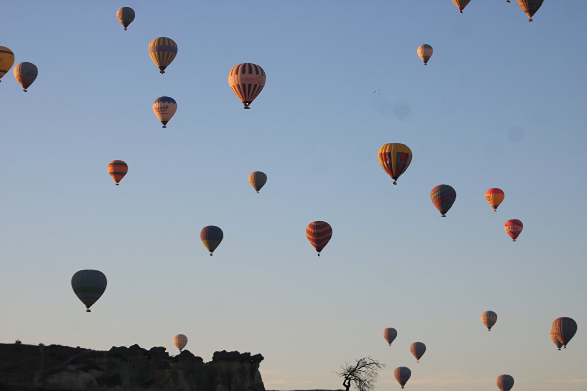 Kapadokya'da balonlar, Cumhuriyet Bayramı için havalandı.