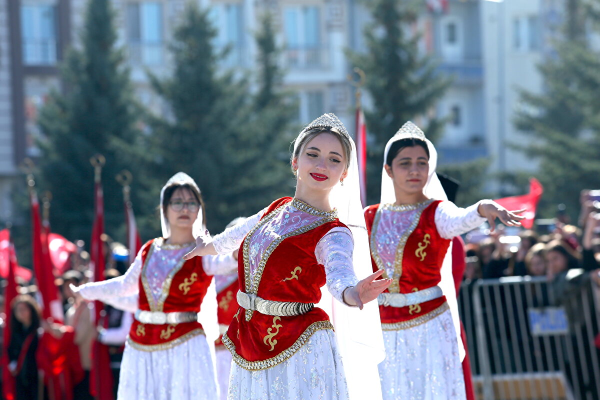 Kars'ta kutlama törenleri düzenlendi. Törende Kafkas Halk Oyunları ekibi gösteri sundu.