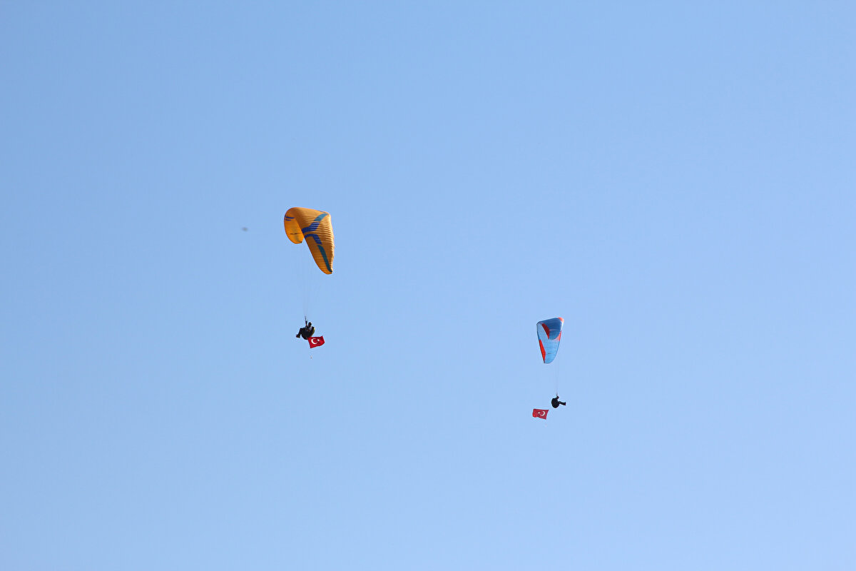 Kaş'ta 101 paraşütçü "Cumhuriyet'in 101. yılı" için gökyüzünde bayrak açtı.