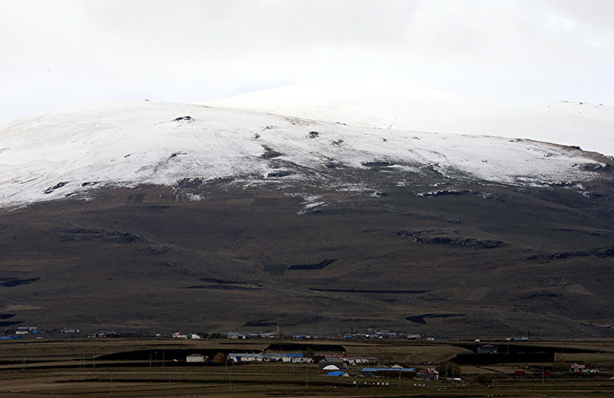 Ardahan'da kent merkezinin yanı sıra yükseklerde etkisini arttıran kar yağışı, ulaşımı aksattı.