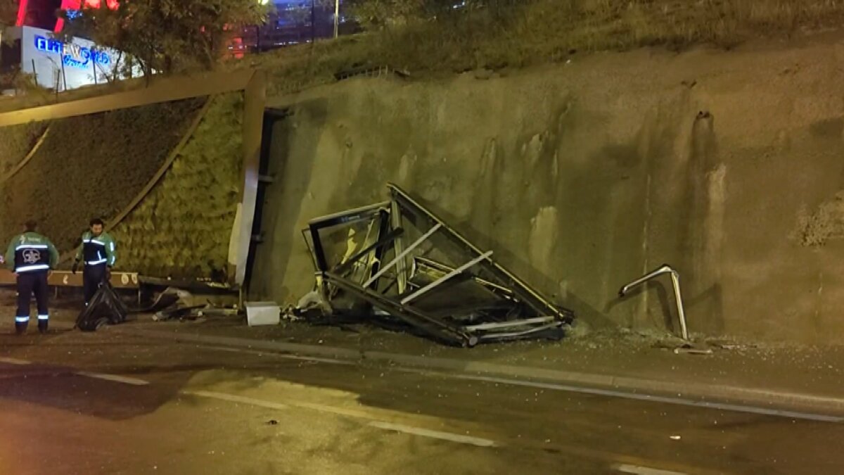 Kazada, durakta bekleyen Ezgi K., Ahmet Serhat Ş. ile yanındaki Lara Ceren T., 34 CUJ 155 plakalı otomobilin sürücüsü İsmail Ü. yaralandı. İhbar üzerine olay yerine polis, itfaiye ve sağlık ekipleri sevk edildi. 