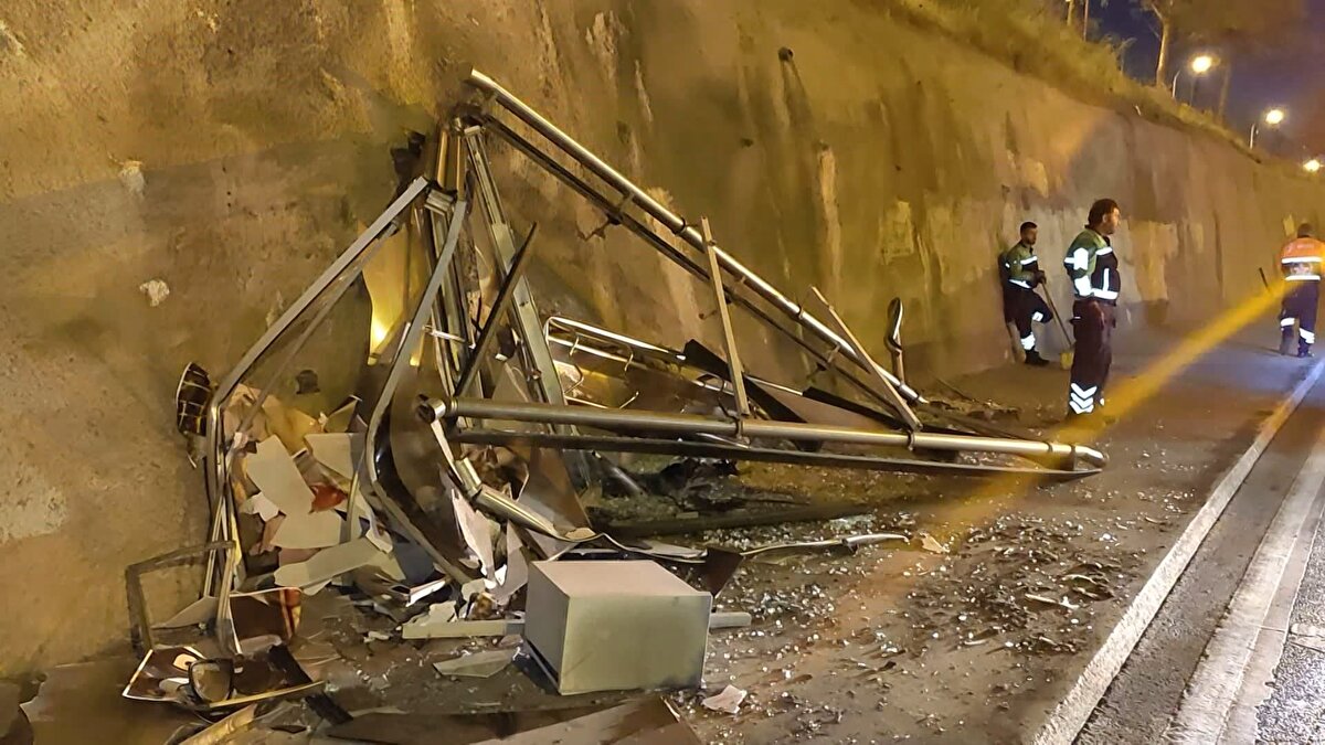 Kaza, saat 23.00 sıralarında Maltepe D-100 Karayolu Aydınevler mevkiinde meydana geldi. 