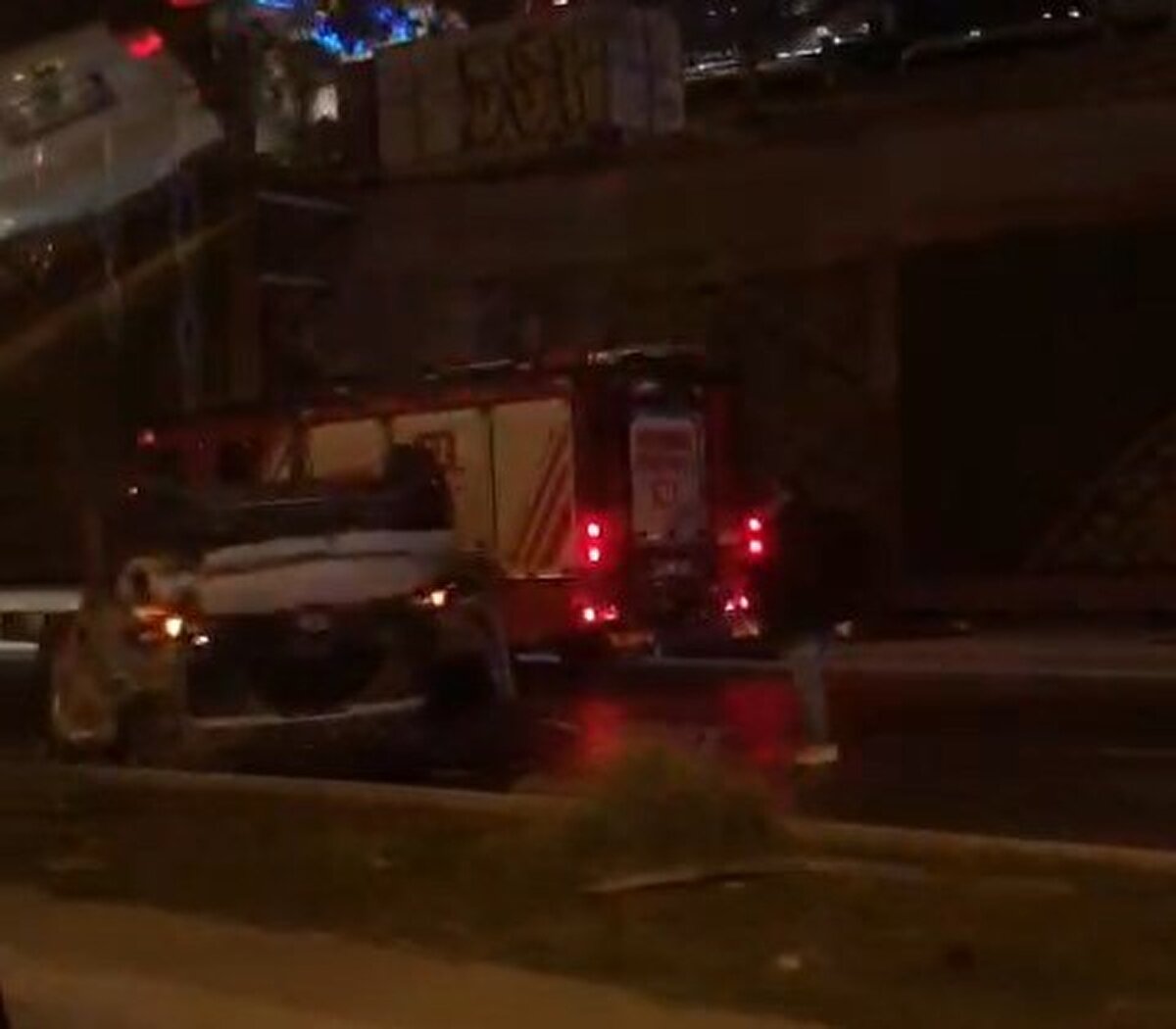 Kazaya karışan araçların kaldırılması ve temizleme çalışmalarının ardından yol yeniden trafiğe açıldı.<br><br>Polis, kazayla ilgili inceleme başlattı.<br><br>