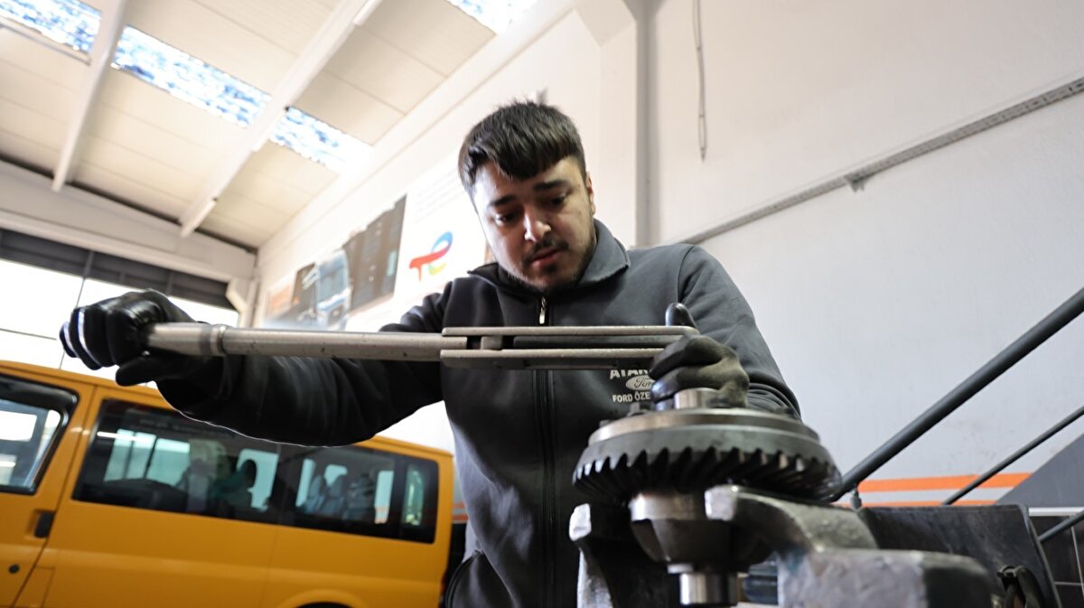 Araç bakımlarının kışa girmeden önce yapılması lazım. Yağ, antifriz, fren sıvı hidrolikleri ve direksiyon yağı gibi bakımlarının yapılması gerekiyor. Bakılmadığı taktirde araç motor suyunun donma ihtimali yüksek, donarsa motorda risk çoğalıyor. Antifriz çok önemli. Devridaimden de su kaçırabiliyor. Conta yakabilir, motor içi su donması olduğu zaman araca daha büyük riskler doğuruyor. O yüzden antifriz derecelerinin ölçülmesi lazım. Motorun ömrünün uzaması için yağ bakımlarının yapılması lazım. Şimdiki araçlar araçlara daha iyi bakılmadığında 100-150 bin kilometre arasında motor rektifiyesi isteyebiliyor” dedi.