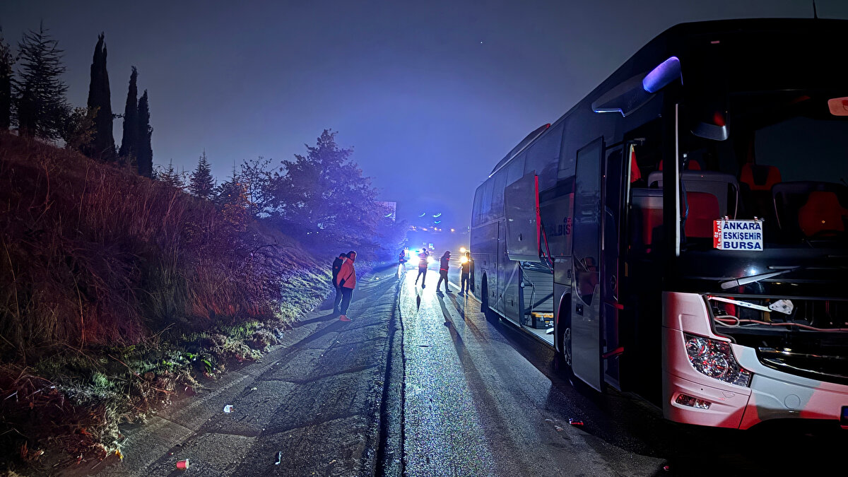 İstanbul-İzmir Otoyolu'na bağlanan çevre yolunun Osmangazi ilçesi Alaşar Mahallesi yakınlarında Şeref G. idaresindeki 46 AJS 600 plakalı yolcu otobüsü, karşıya geçmeye çalışan kadına çarptı. Üzerinden kimlik çıkmayan kadın ağır yaralandı.