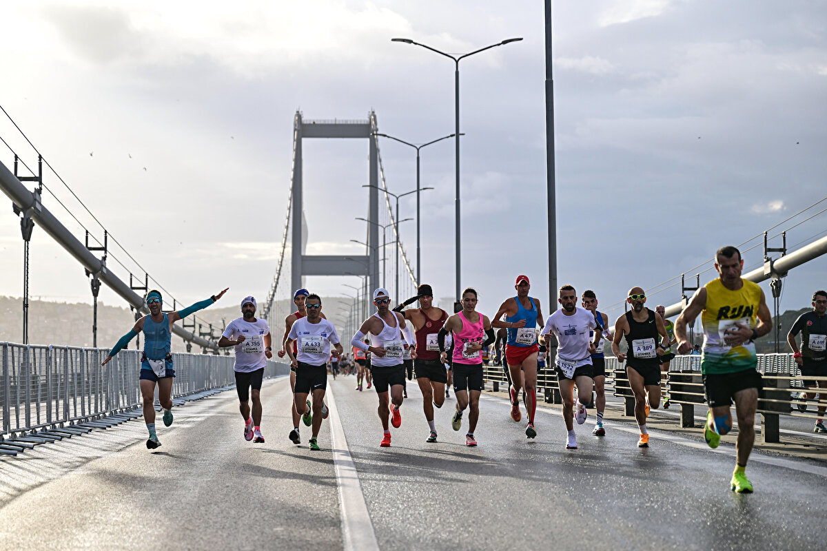 İBB Başkanı Ekrem İmamoğlu, start öncesi yaptığı konuşmada, dünyanın en güzel maratonlarından birinde olduklarını belirterek, "Dünyanın en güzel maratonu çünkü bu maraton iki kıta arasında gerçekleşiyor. Hepiniz İstanbul'a hoş geldiniz ve hepinizi tebrik ederim." ifadelerini kullandı.