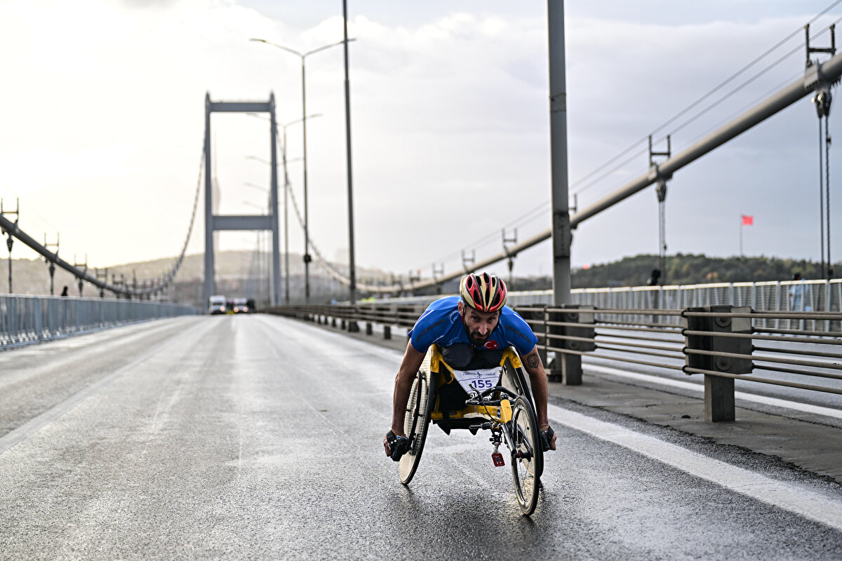 Türklerde ise maratonu birinci bitirenler 50'şer bin lira, ikinciler 40'ar bin lira, üçüncüler de 30'ar bin lira ödülün sahibi olacak.