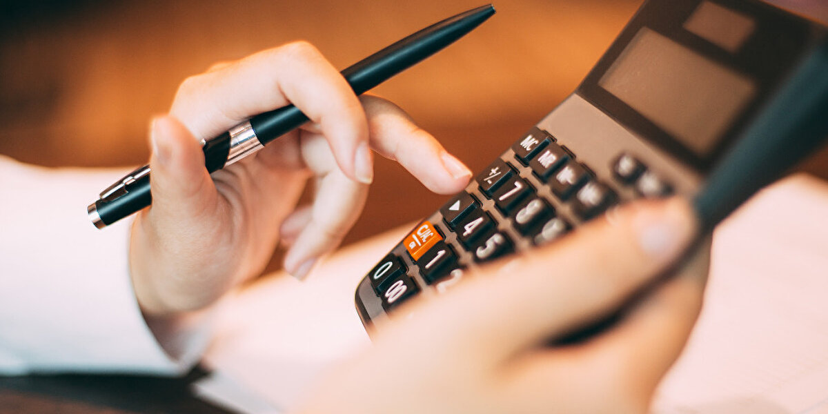 Kasım ayı kira artışı nasıl hesaplanır?<br><br>Mevcut kira bedeli 15.000 TL olan bir daire için, yüzde 62,02’lik artış oranıyla kira artış tutarı 9.303 TL olarak hesaplanıyor. Bu durumda kasım ayı itibarıyla yeni kira bedeli 24.303 TL olacak. Eğer yüzde 25’lik sınır devam etseydi, artış tutarı 3.750 TL ile sınırlı kalacak ve yeni kira 18.750 TL olacaktı.