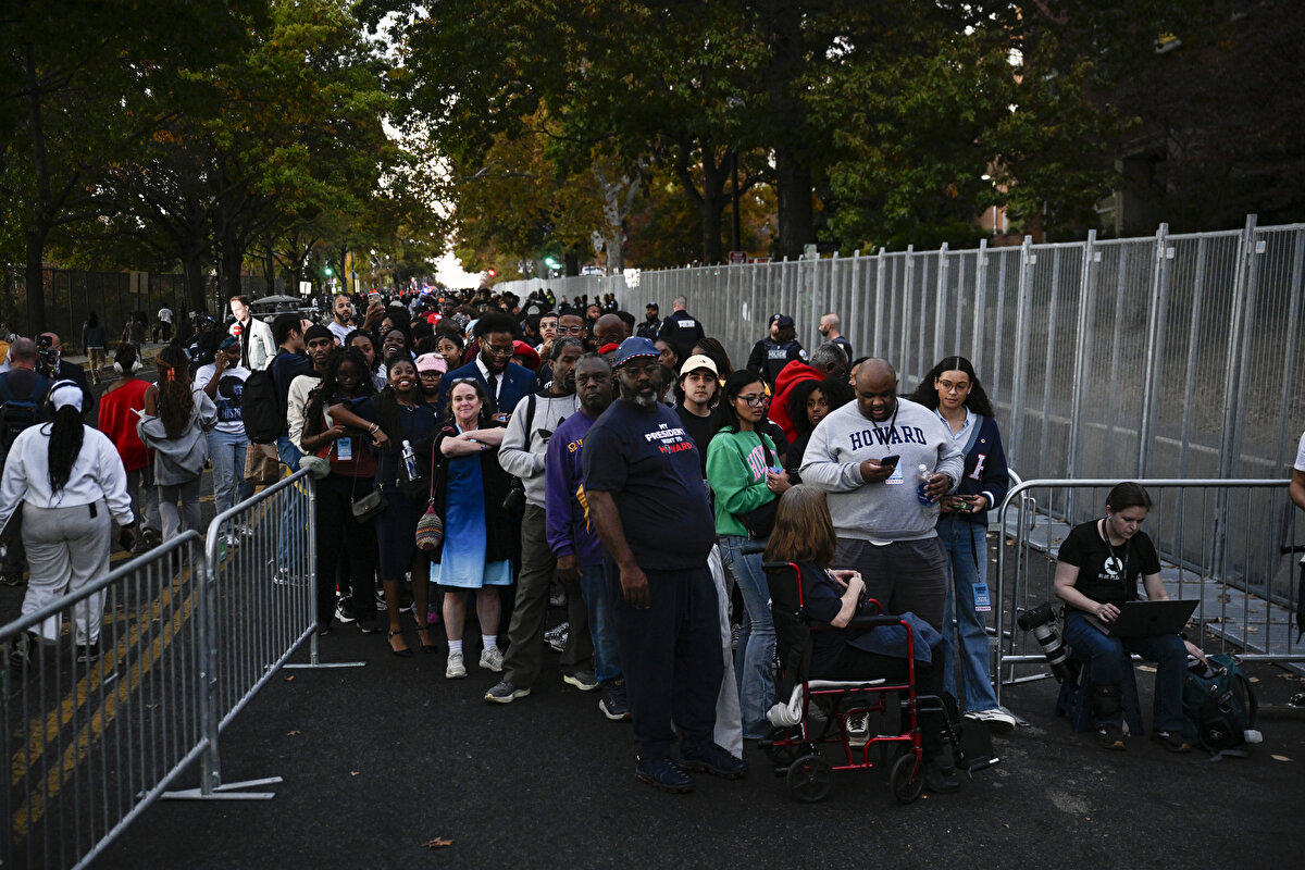Amerika Birleşik Devletleri Başkan yardımcısı ve Demokrat Parti Başkan adayı Kamala Harris, ABD’nin başkenti Washington DC’deki Howard Üniversitesi'nde seçimi takip ediyor. Başkent polisi Başkan adayı Harris’in geleceği üniversite çevresinde güvenlik önlemleri aldı. Harris destekçileri üniversiteye girebilmek için uzun kuyruklar oluşturdu.