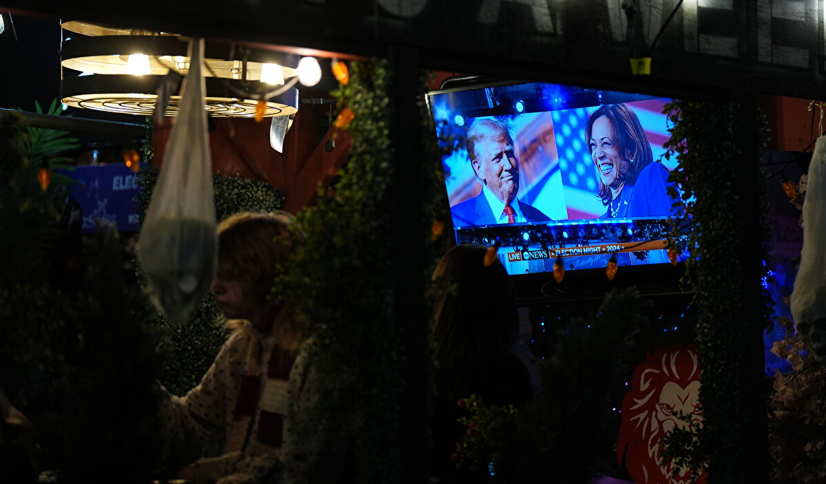 ABD'de Demokrat Kamala Harris ile Cumhuriyetçi Donald Trump'ın başkan olmak için yarıştığı seçimlerde, New York kentinde vatandaşlar, 60. başkanlık seçimlerinin sonucuna ilişkin olarak yayınlanan televizyon programlarını bir araya gelerek izledi.