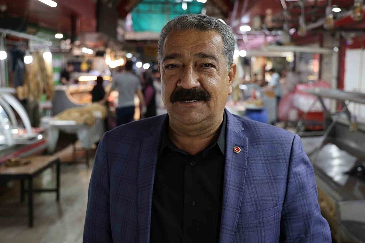 Konuyla ilgili Adana Kasaplar Odası Başkanı Saruhan Yağmur, “Vatandaşlarımız daha önceden kontrol istiyordu ancak şimdi de 'Et aldık, hastalandık, zehirlendik' diyerek esnafımızı dolandırmaya kalktılar. Bizler de müracaatlarımızı yaptık. Esnaflarımızı dolandırıcılara karşı uyardık. Zehirlenme olsa, zaten hastane doktorları direkt söyler ve suç duyurusunda bulunulur” dedi.