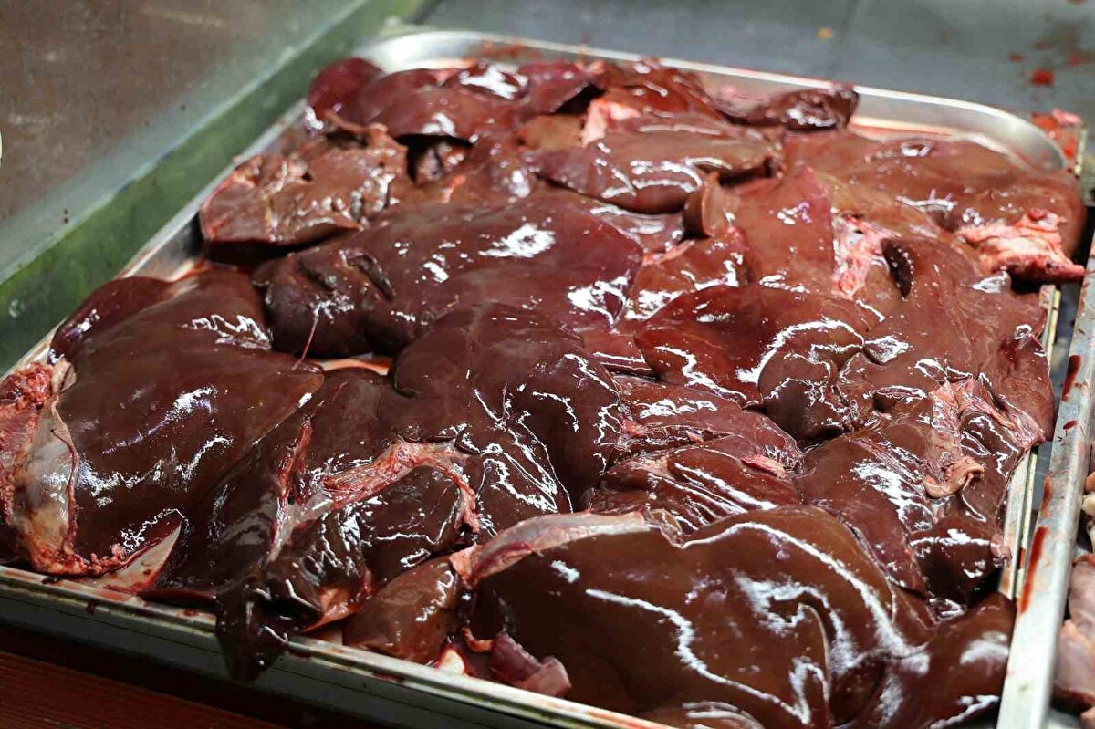 “Zehirlendiklerini belgelesinler”<br><br>Dolandırılmaya çalışılan esnaf Tufan Dölen, “Geçen gün beni aradılar sizden ciğer, mumbar ve işkembe aldık, zehirlendik dediler. Milleti böyle dolandırıyorlar. Hiçbir esnaf böyle gelen telefonlara itibar etmemeli. Bu işlerin fişi, faturası var. İspat edip belgelesinler” diye konuştu.<br>