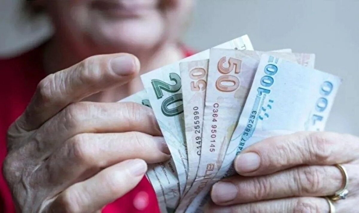 7. Dönem Toplu Sözleşme kapsamında, 2024'te memur ve memur emeklisi maaşlarına ilk altı ayda yüzde 15, ikinci altı ayda ise yüzde 10 zam yapılmıştı.